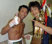 第一子が誕生した大和トレーナー（右）に勝利をプレゼントした松田