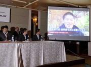 アメリカからビデオで出演する石井。吉田（左）は目を閉じ聞き入っていた