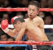 ６回、ビロリアに連打を浴びせる粟生（撮影・宮崎幸一）