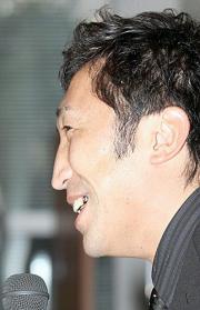 記者会見で現役続行を表明した内藤大助（撮影・神戸崇利）