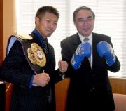 表敬訪問で笑顔を見せる内山高志(左)と浜野健品川区長