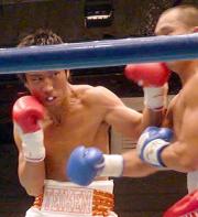 ルフィーノ（右）に左フックを放つ松田