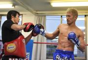 城戸(右)はミット打ちでバックハンドブローを放つ(撮影・森本隆)