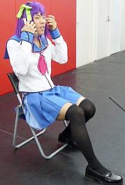 アニメ「エンジェル ビーツ」の主人公のコスプレで囲み取材に応じる長島