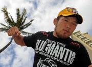 プロ2戦目を控え、ワイキキビーチで気合の入った表情を見せる石井慧