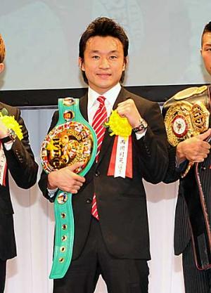 年間表彰式に臨んだ西岡(撮影・下田雄一)