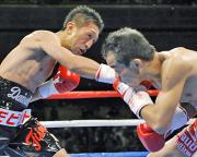 １回、ポンサクレック（右）を攻める内藤大助（共同）