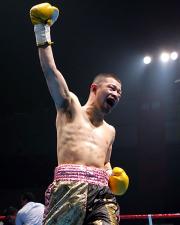 新王者となった小堀は右手を突き上げ雄たけびを上げる(撮影・宇治久裕)