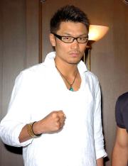快勝から一夜明けた佐藤嘉洋(撮影・栗原伸幸)