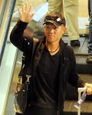 手を振りながらメキシコに出発にする亀田興毅（撮影・柴田隆二）