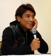 会見中、ほおづえを突き余裕の表情を見せる魔裟斗(撮影・藤田啓輔)