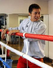 公開練習で笑顔を見せる粟生（撮影・藤田啓輔）