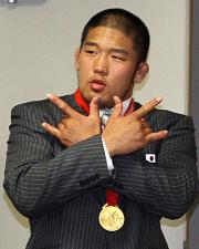 9月、金メダル報告でDAIGOポーズを見せる石井(撮影・浅見桂子)