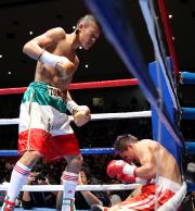 亀田和毅（左）がアドリアン・ラミレスをＫＯ（撮影・神戸崇利）