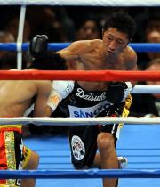 山口に強烈な右フックを見舞う内藤（撮影・栗山尚久）