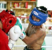 世界戦を前に公開スパーリングを行った高山勝成(右)(撮影・加藤哉)