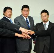 ノアの田上新社長（中央）と新役員（撮影・森本隆）