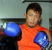 練習後、気合の入った表情でポーズを取る川尻達也(撮影・栗山尚久)
