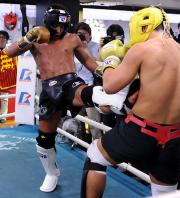 川尻達也戦を前に公開スパーリングをする魔裟斗(撮影・水谷安孝)