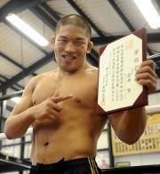 学位記を手に笑顔を見せる石井慧(撮影・藤田啓輔)
