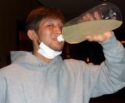 計量を終えて笑顔でドリンクを飲む山本優弥(撮影・浜本卓也)