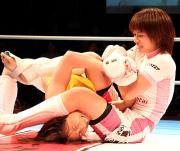 長野美香(右)の腕ひしぎ逆十字固めを必死に阻止する風香