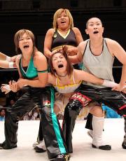 風香(中央)は(左から)中川、木村、江本の3人につかまる