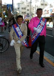 葛飾区議会議員候補平田みつよし(右)と歩く亀田大毅(撮影・浜本卓也)