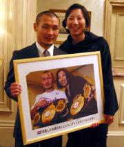 V2祝勝会を行った名城と智子夫人(撮影・近間康隆)