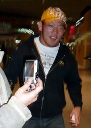ハワイ修行に出発した石井慧（撮影・藤中栄二）