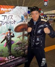 ポスターの横でファイティングポーズを決める亀田大毅（撮影・浜本卓也）