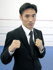 ファイティングポーズを取る国重隆（共同）