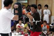 K-1のトライアウトでミット打ちを行う大渡