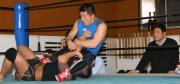 永田裕志(右)が見守る中、公開スパーリングを行った弟の克彦