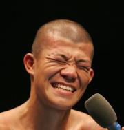 インタビューで悔しそうな表情の亀田興毅