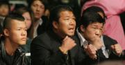 左から三男和毅、父史郎氏、二男大毅