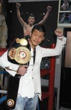 亀田興毅は「きっちり良い形で勝ちたいな」とベルトを手に語る(撮影・酒井清司)