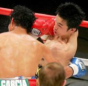 ４回、左アッパーでガルシアからダウンを奪う西岡（撮影・野上伸悟）
