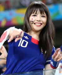 試合前に盛り上がる日本の美女サポーター