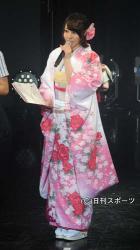アイドル初詣でMCを務めたAKB48の藤江れいな(撮影・河野匠)