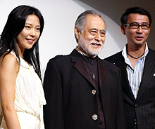 映画「寝ずの番」試写会に出席した左から木村佳乃、マキノ雅彦監督、中井貴一