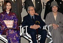 映画の出演者発表会に出席した左から松嶋菜々子、市川崑監督、石坂浩二