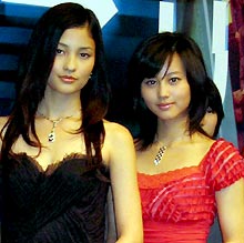 映画「着信アリ　Ｆｉｎａｌ」完成試写に出席した黒木メイサ（左）、堀北真希