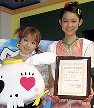 映画「ラブ★コン」主題歌を歌うmisono(左)と、ヒロインの藤沢恵麻