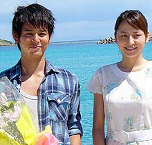 撮影をクランクアップし、長沢まさみから花束を渡され照れ笑いする妻夫木聡