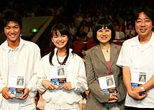 左から石田卓也、多部未華子、原作の恩田陸さん、長沢雅彦監督