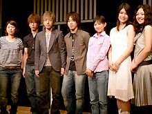 試写会に出席したアンダーグラフのメンバーと映画出演者