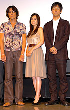 映画「ロフト」の舞台あいさつに登場した左から豊川悦司、中谷美紀、西島秀俊