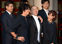 試写会前に笑顔を見せる伊勢谷友介（左）と市川海老蔵、右は上野樹里