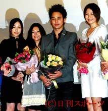 左から麻生久美子、小泉今日子、妻夫木聡、長沢まさみ
